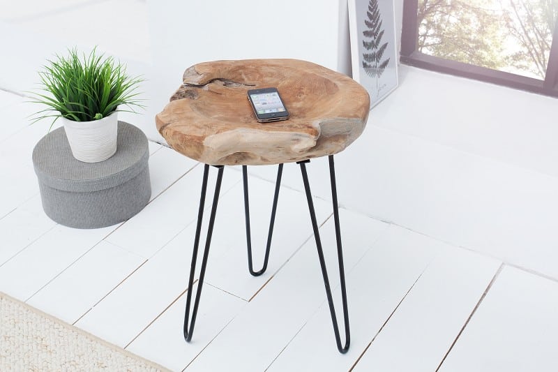 Drevený konferenčný stolík vyrobený z jedného kusu kmeňa stromu ako pre Wabi-Sabi