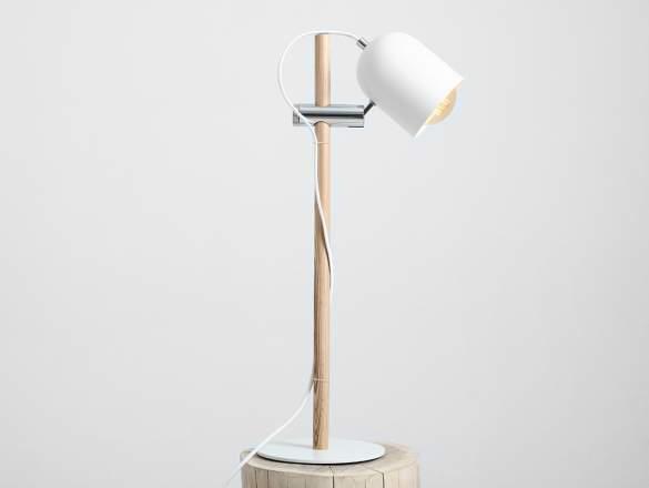 Biela stolová lampa v škandinávskom štýle