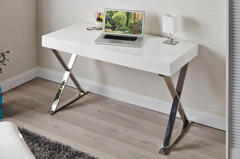 Biely písací stôl vyrobený z bielej dosky vhodný na doma