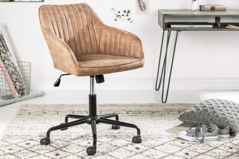 Svetlohnedá kancelárska stolička vo vintage štýle doma