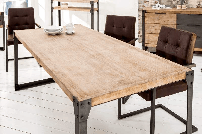 Jedálenský stôl z masívneho dreva a tradičného tmavého kovu