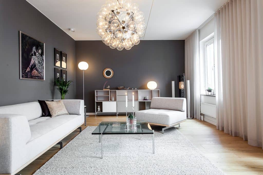 obývačka so sivou stenou