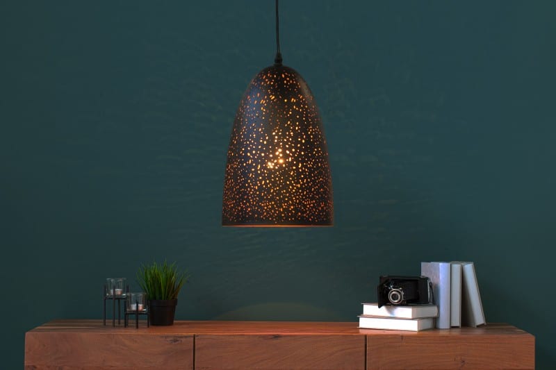 čierna závesná lampa