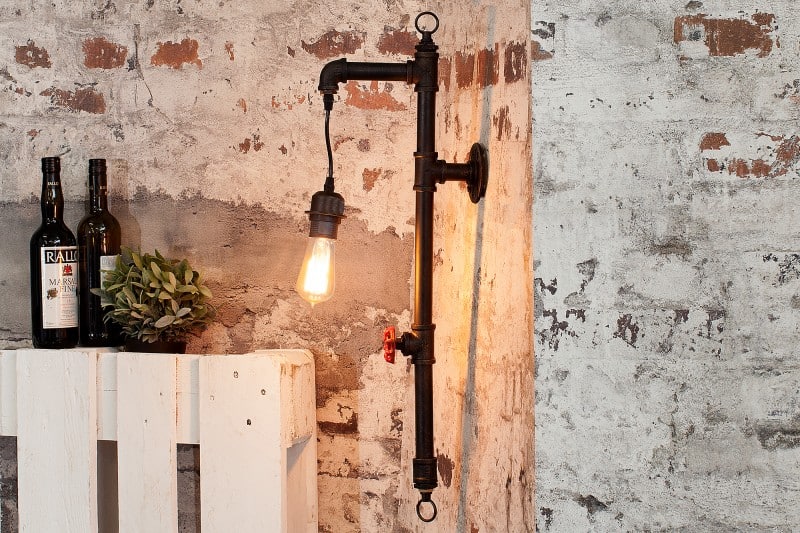 nástenná lampa v industriálnom štýle