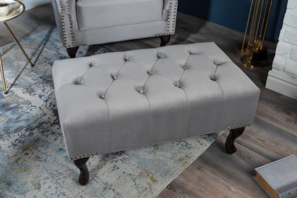 Fußhocker Chesterfield striebornošedá zamat