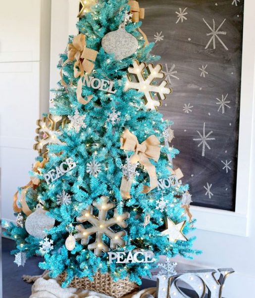 modrý vianočný stromček