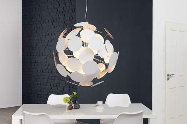 Osvetlenie 4 Lampa s efektným vzhľadom.