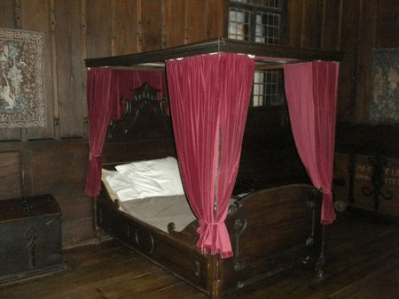 kráľovská postel so závesmi