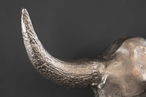 Dekoratívna lebka Matador 56cm strieborná
