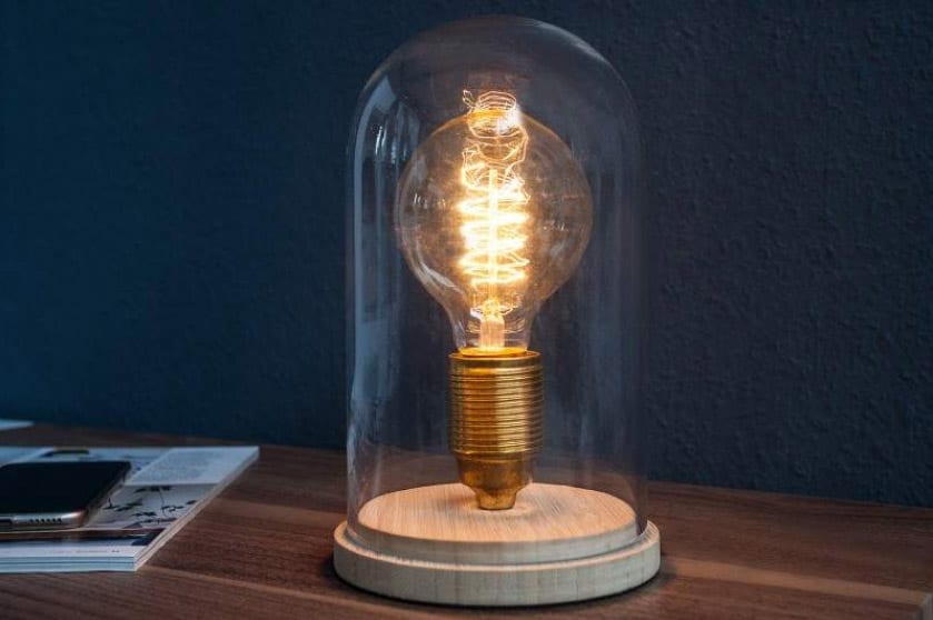 Sklenené dekorácie v rôznej podobe - stolová lampa Edison z nášho e-shopu. Zdroj: iKuchyne.sk