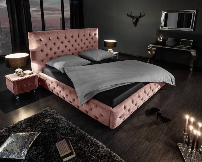 Čo poviete na túto posteľ? Ideálna voľba, ak túžite po romanticky ladenej spálni. Zdroj: iKuchyne.sk