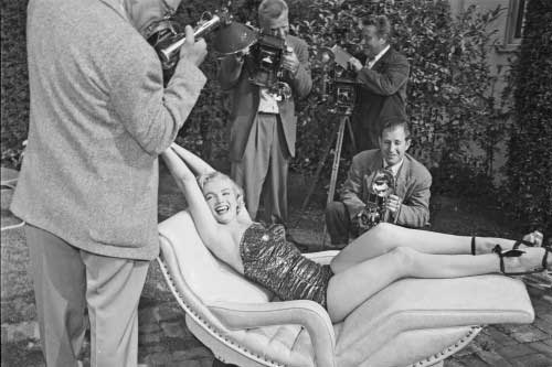 Nádherná Marylin Monroe pri fotení na atypickej ľeňoške. Foto: Trexfurniture.com