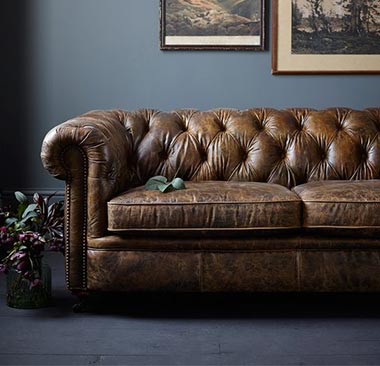 Chesterfield sedačka. Spojenie luxusu a pohodlia. Zdroj: Pinterest.com