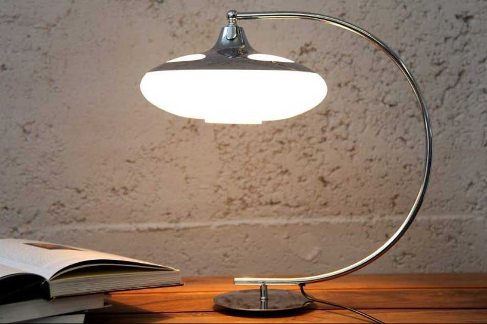 Nádherná lampa Luna v kombinácii chrómu a skla. Zdroj: iKuchyne.sk