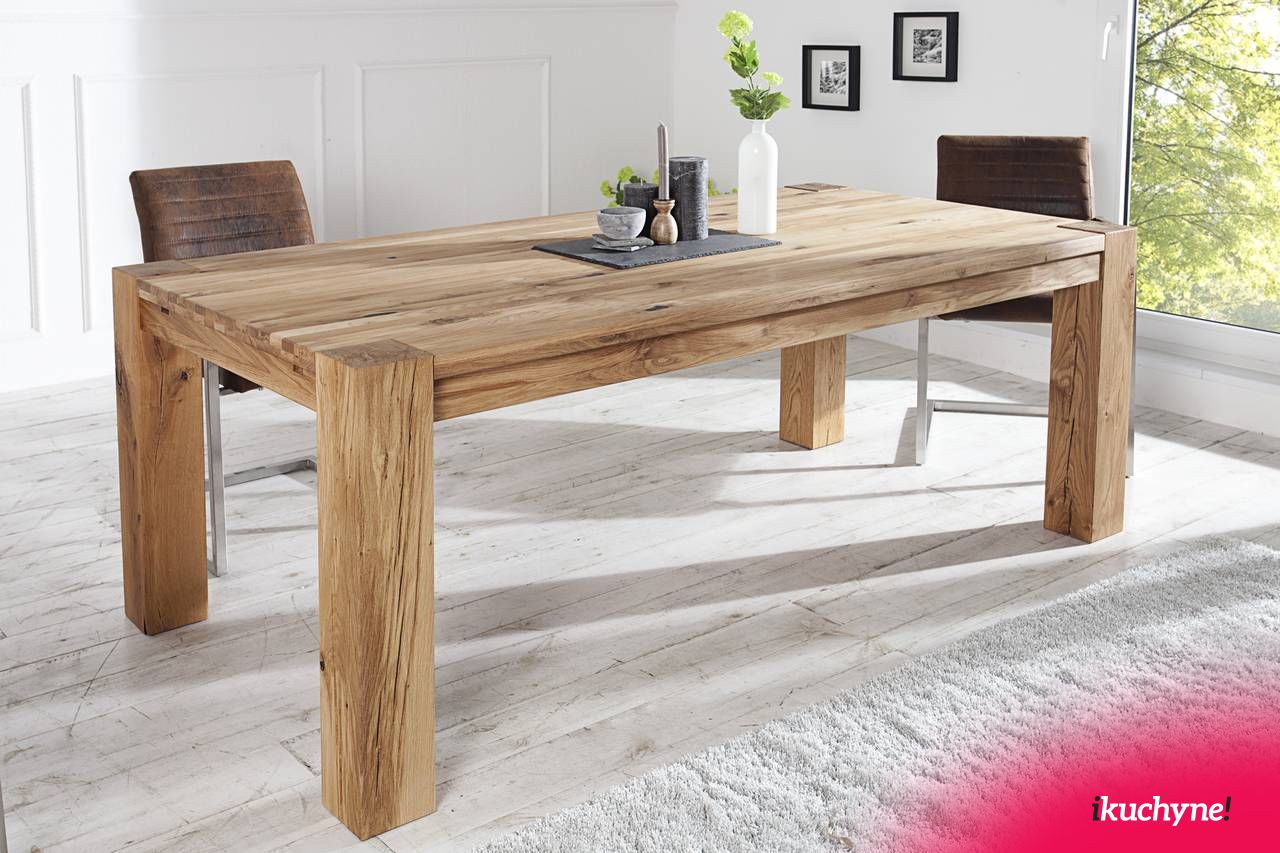 Na obrázku vidíte masívny jedálenský stôl z dubového dreva