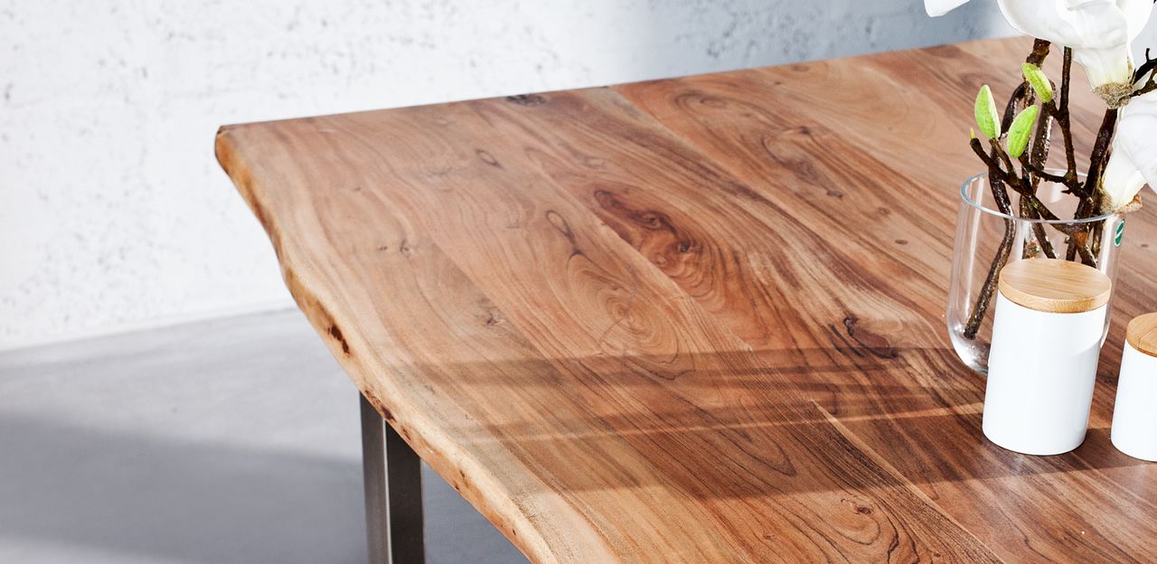 Detail na jedálenský stôl z dreva Akazie